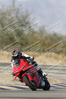 media/Dec-01-2025-Moto Forza (Mon) [[2daa91e15f]]/1-Advanced Group/Session 3 (Turn 3)/